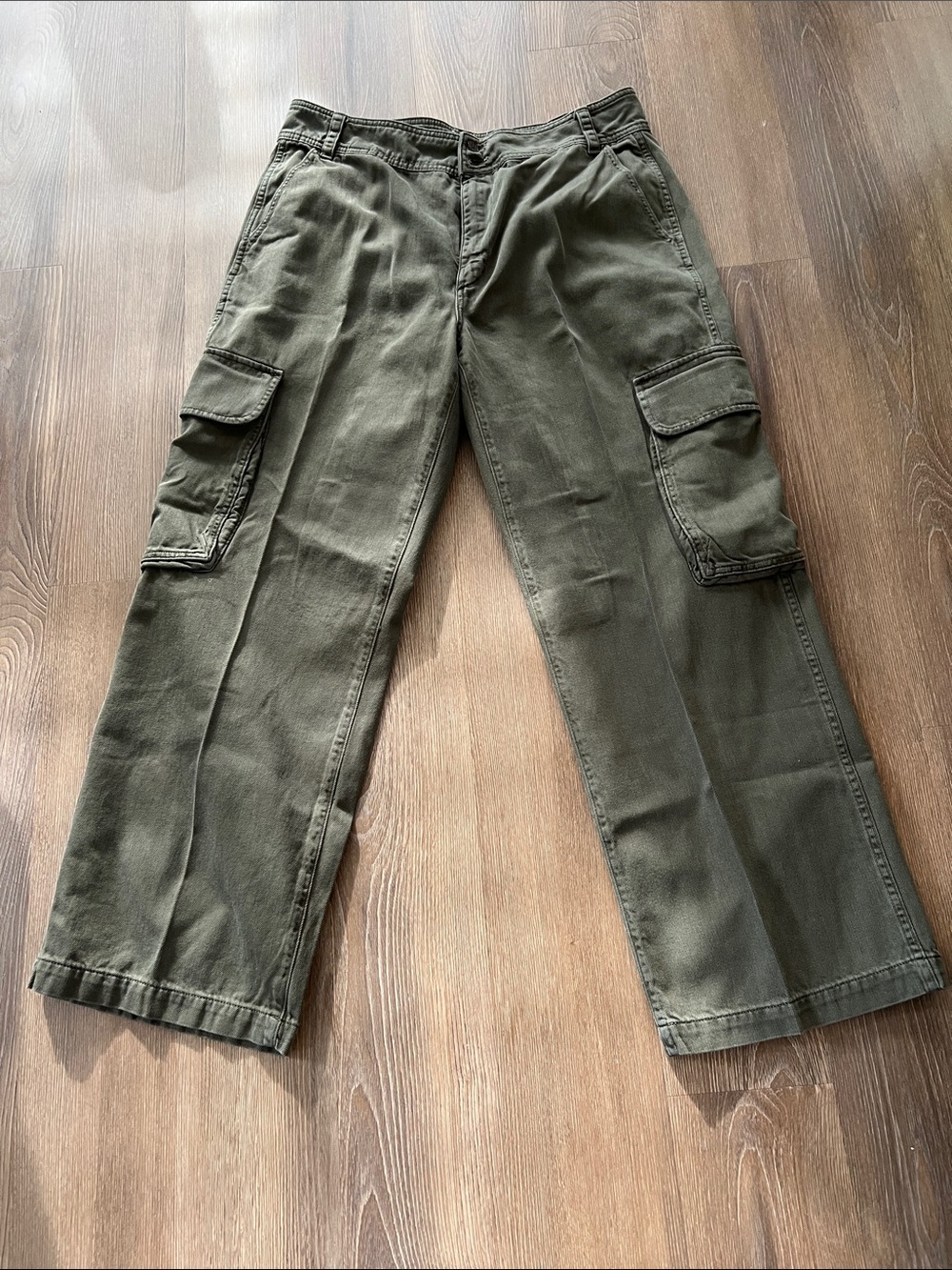 Women’s Wide-Leg Cargo Pants in Olive Green